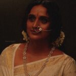 Surabhi Lakshmi Instagram - ഒത്തുചേരലിന്റെയും സൗഹാർദത്തിന്റെയും രുചിയേറിയ കഥകളുമായി വർണ്ണശലഭമാർന്നൊരു ഓണക്കാലം കൂടി...എല്ലാ പ്രിയപ്പെട്ടവർക്കും ഹൃദയം നിറഞ്ഞ ഓണാശംസകൾ 🤗🌼 Photography: @arun_payyadimeethal Stylist: @arjun_vasudevs HMUA: @sijanmakeupartist Costume: @kahani_storiesinthread Jewellery: @malabargoldanddiamonds @malabarmoments Art: @byjummangalath1 Studio: @shadowfx2021 Editorial: @grihalakshmi_ #HappyOnam #Onam2022 #Onamvibes #festivalseason