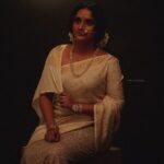 Surabhi Lakshmi Instagram - ഒത്തുചേരലിന്റെയും സൗഹാർദത്തിന്റെയും രുചിയേറിയ കഥകളുമായി വർണ്ണശലഭമാർന്നൊരു ഓണക്കാലം കൂടി...എല്ലാ പ്രിയപ്പെട്ടവർക്കും ഹൃദയം നിറഞ്ഞ ഓണാശംസകൾ 🤗🌼 Photography: @arun_payyadimeethal Stylist: @arjun_vasudevs HMUA: @sijanmakeupartist Costume: @kahani_storiesinthread Jewellery: @malabargoldanddiamonds @malabarmoments Art: @byjummangalath1 Studio: @shadowfx2021 Editorial: @grihalakshmi_ #HappyOnam #Onam2022 #Onamvibes #festivalseason