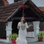 Surabhi Lakshmi Instagram - പൂക്കളും അത്ത ചമയങ്ങളുമായി മറ്റൊരു പൊന്നോണക്കാലം കൂടി...എല്ലാവർക്കും ഹൃദയം നിറഞ്ഞ അത്തം ദിനാശംസകൾ 🌼💚 Photography; @ameer_mango Camera Assistant ; @Arjunsreehari Make Up ; @rejishaeveryouth Ornaments; @makeoveravenue Costume ; @klumbyprajinajaanaki Location ; @manikkalmana #Atham #atham2022 #onamvibes #happyatham