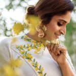 Surabhi Lakshmi Instagram - വിഷു ആശംസകൾ. Photo @arun_payyadimeethal Costume Designing @ajraakh_designer_studio by @pinu_lakshmi @hridhya_m_a_r_i_a_jose Makeup @rejishaeveryouth Jewellery @bridal_jewelery_rental_alameen Special Thanks @atul__harikumar . . . . . . . . . . . . #happyvishu #vishuspecial #sareelove #keralaactress #sareedraping #ethnicwear #fashion #photoshoot #keralaphotogallery #model #TOTD #Kollywoodactress
