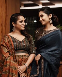 Surabhi Lakshmi Instagram - Left right ⭐️
ചതുരത്തിൽ മുകുന്ദനുണ്ണി 

#Beyourself #friendship #sundayvibes#sunday

📸@_thrilokadhipathi_
💄@_sanaah._
👗@klumbyprajinajaanaki
💍@vrinda_sk_
@chathuram_square @swasikavj @tanviram @mukundanunniassociatesmovie