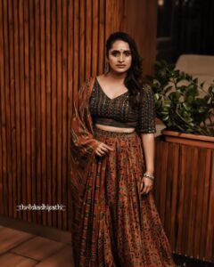 Surabhi Lakshmi Instagram - Left right ⭐️
ചതുരത്തിൽ മുകുന്ദനുണ്ണി 

#Beyourself #friendship #sundayvibes#sunday

📸@_thrilokadhipathi_
💄@_sanaah._
👗@klumbyprajinajaanaki
💍@vrinda_sk_
@chathuram_square @swasikavj @tanviram @mukundanunniassociatesmovie