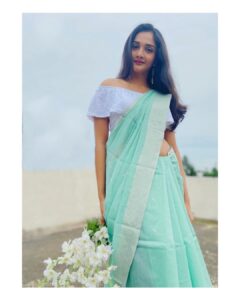 Surabhi Santosh Instagram - Hello, there💙 
.
.
Saree: Teal Chanderi Silk Cotton Saree with Silver work from @kaathputli 
Click: My pops 
.
.
Use my code SURABHI10 for 10% discount on Sarees at @kaathputli. 
 

#Saree #SareLovers #6yardsofelegance #Turquoise #Teal #SummerSilks #FashionFusion #CroptopandSaree 
#HappyVaishu