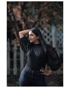 Surabhi Santosh Instagram - Lantern sleeve black high-neck top by @shein_in ♥️ Shop my look and enjoy extra 10% discount on orders above 1500 INR with my coupon code “Surabhi” valid till Mar 31st, 2020. @sheinofficial @shein_in #shein @hyperxnetwork #hyperxnetwork .
.
.

Makeup and styling 🙋🏻‍♀️ Photography @rajesh.natarajan