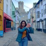 Tridha Choudhury Instagram - So clap your hands 👏 Steal the moment as you shake and prance Feel that loving as you twist and dance Make the most of this chance…👏 Leave a comment with a 👏 If you’re Happy & you know it … 👏 your hands 👏 #clapyourhands #grouptherapy #technofamily #technopeople #technoconnectingpeople #musictherapy #dancetherapy #musicheals #healingthroughmovement #traveltherapy #travelwithtridha Caernarfon Castle,north Wales