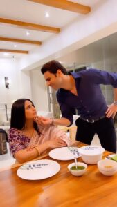 Vivek Dahiya Instagram - What works better than food? Compliments!!😁
This is how you handle a hungry wife! Happy Karwachauth ❤️🌝

#Karwachauth #GrumpyWife