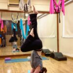 Zareen Khan Instagram - For a lot of u, this must be very easy ... but not for me ! Years back I was left with a neck injury trying to do a headstand. Clearly I wasn’t doing it right. But from then on, I developed a fear which never allowed me to evn try a headstand. Years later , thanks to my fab and patient teacher @anshukayoga , I managed to achieve this ... which was a far fetched dream. Watch my #IGTV to see the full video. • • • • • #headstand #sirsasana #inversion #upsidedown #igyoga #yogachallenge #yogapose #ashtanga #yogagirl #yogainspiration #instayoga #Strong #InstaFit #FitnessMotivation #GetFit #FitLife #NeverGiveUp #PracticeDaily #MondayMotivation #ZareenKhan