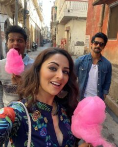 Zoya Afroz Instagram - Some BTS from #MatsyaKaand while we were waiting for the pigeon shot😉😂
Matsya Urvashi & Raju 💛💛💛