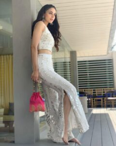 Zoya Afroz Instagram - 💖 Holi 2020 💖
MUA @makeupbyjanak 
Hair @nitutamang143 
Outfit by my amazingly talented mother
📸 @makeupbyjanak 😋✌🏻