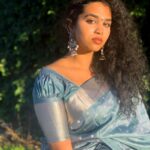 Manisha Eerabathini Instagram – Swipe to see my cousins invading my “photoshoot” 🤷🏻‍♀️
Earrings: @petalsbyswathi 
Saree: @kankatala_ Santa Clara, California