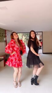 Aalisha Panwar Instagram - #reeling #reelitfeelit #reelkrofeelkro #trending #vibing #bijleebijlee #withsissy ❤️⚡️ 
@aarohi_panwar_18
