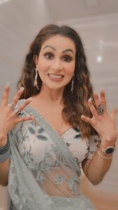 Aanchal Khurana Instagram - Khel gayi bro 😂

.

.

.

#womanfashion #instagood #girlswithtattoos #evileye #reels #reelsinstagram #reelitfeelit #reelkarofeelkaro #viral #badeachhelagtehain2 #akarmy #aanchalkhurana #balh2 #brinda #instagood #trendingreels