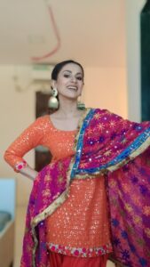 Aanchal Khurana Instagram - O KI CALM CALM LAGA RAKHIYA HAI, APPA PUNJABIYA HAI ROLA TAN PAENGE😂PS-  vibe dekho yaara ❤️ i am love 💕

.

.

.

.

#punjab #punjabisongs #punjabisuit #nagadasangdhol  #trending #punjabi_tadka #punjabi #desigirl #desi #reelsinstagram #instapost #instamood #viralreels #instalike #feelpretty #cute #love #shades #jabwemet #shahidkapoor #kareenakapoor #brinda #aanchalkhurana #badeachelagtehain2 #balajitelefilms #grateful #shukran #iamlove