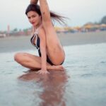Aashka Goradia Instagram – Hello Summer ☀️ 
Are we beach ready? 🥵