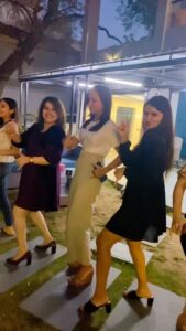 Aashka Goradia Instagram - Alright! #kachabadam 
Go Girls!