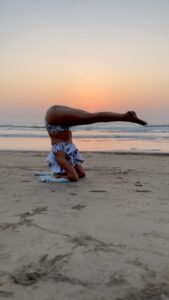 Aashka Goradia Instagram - This gorgeous sunset 
Sound of the waves 
Soft sand and fresh air
Looking at the sky upside down 
Body moves but…
Silence and stillness in my head 
Where nothing but love, gratitude and calm resides. 
1.0
.
.
.
.
.
.
#headstand #peaceofblueyoga #goa #bythebeach #beachgirl #forlife #peace