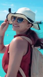Aashka Goradia Instagram - Let your hearts be filled with joy! ❤️
One life, live with love. ❤️
.
.
.
.
.
.
.
❤️