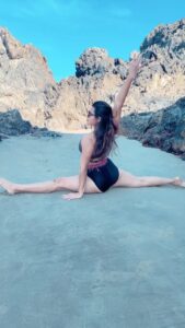 Aashka Goradia Instagram - Happiest when here. ❤️
.
.
.
.
.
.
.
Chasing nothing 
#yoga #practice #splits