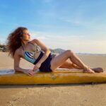 Aashka Goradia Instagram - You become not of your experience but of what you take from it, it’s your perspective and conditioning your perspective which makes you, YOU. Take it, keep it and learn from it. . . . . . . . #beach #musing #sunset #beachlife #happylife #lessismore