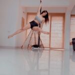 Aashka Goradia Instagram - Late Evening Musing and Spinning 😵‍💫 . . . . . . . #polefit #poledance #shotoniphone #practice #strength #training #backatit