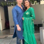 Aashka Goradia Instagram - दीपावाली और नए साल की हार्दिक शुभकामनाएँ ❤️ . . . . . . @ibrentgoble #happydiwali