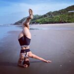 Aashka Goradia Instagram - Mind kind of sky view’ best when inverted . . 🐴 . . . . #skyview #mykind #yogaonthebeach