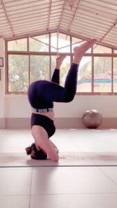 Aashka Goradia Instagram - Get it going - Sweat. 
Toxins of your body and mind - sweat it out on the mat. 
Invert for clarity - new perspective.
