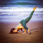 Aashka Goradia Instagram - प्राता रत्नं प्रातरित्वा दधाति । . . . . . . #earlyriser #sunrise #beach #practice #perfect @peaceofblueyoga