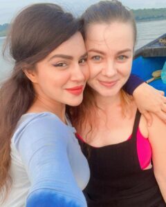 Aashka Goradia Instagram - Have a safe trip darling @eli_smitt 
Return Soon 🔜 
We will miss you and your vivacious energy!! 
❤️
