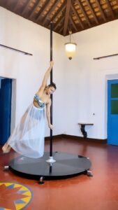 Aashka Goradia Instagram - Will it be considered as a transition 🧐🙏🏽🎈⚡️✨
Unsure but constantly at practice!! 
.
.
.
.
#mehbooba #trending #reels #dance #dancing #polefit #polefitness #mehboobamehbooba #reelitfeelit