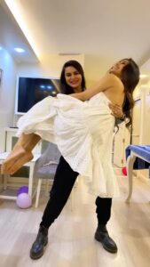 Aashka Goradia Instagram - Monobinaaaaa tera Junooooon 💥
Happy happy birthday to this golden gal ❤️
To all the wonderful things unfolded for you this year - may each year be as exciting and as special, more so more blessed. 
Wish you the most beautiful things in the world. 
To more of your sonnets and sunsets - chasing the moon and blooming like the prettiest flower. More power your way! ❤️
Happy happy birthday!