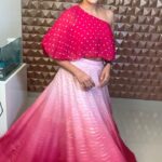 Aasiya Kazi Instagram - 💞 MUA:- @makeoversbyneeta #photoshoot #slowmotion #pink #indian #indianwear #lights #happy
