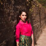 Aasiya Kazi Instagram - Find Comfort in Chaos… Photographer:- @jaysingal_ Stylist:- @yashasvisingh19 Hair:- @meenakshikolvankar Make up:- @suryakant_makeup_artist
