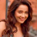 Adaa Khan Instagram - Roz Rose ka drama ,kabhi babu, kabhi shona!!🌹🥀🤪 . 🎥: @photoeekaysid 📍: @marketcitykurla 💄: @makeupbysheryl.b 💇🏻‍♀️: @surbhi_mahabale 🧣: @nidhikurda . #feelkaroreelkaro #feelitreelit #reelsinsta #sonare #romantic #romance #bollywood #fairytale #reelsinstagram #instagood #fyp #viral #adaakhan