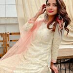 Adaa Khan Instagram - Ease in the breeze of Love! 🤍 . . #photooftheday #indian #ootd #ootdfashion #fashionista #stylefile #lookbook #indianwear #classic #weekendvibes #weekend #adaakhan