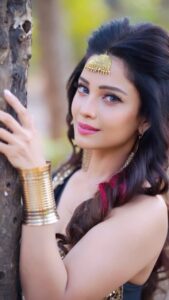 Adaa Khan Instagram - Hisses and Kisses ♥️
.
What has been your favourite Shesha moment? Let me know... 🐍
.
.
.
📹: @cbfilmz_
.
.
.
#feelkaroreelkaro #feelitreelit #reels #reelsinsta #naagin #kaalinaagin #naagin6 #shesha #shrivalli #reeling #colorstv #adaakhan #basantpanchami @colorstv