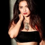 Adaa Khan Instagram - Slaying amidst your weekend chaos... 😉 . . . #photooftheday #fashion #style #weekendvibes #weekend #fashionista #lookbook #stylefile #naagin #naagin6 #shesha #adaakhan
