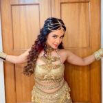 Adaa Khan Instagram - Get ready to see Shesha ki Adaa only on Bigg Boss Finale. This Weekend Stay Tuned! ❤️ . . . @colorstv Jacket : @theaprilphool @stylebysugandhasood Gold outfit: @iamkenferns 💄- @ansarisharfuddin #feelkaroreelkaro #feelitreelit #reels #reelsinsta #reelsinstagram #biggboss15finale #geniusfashionchallenge #biggboss #biggboss15 #bb15 #bb #naagin #naagin6 #shesha #fashion #style #adaakhan