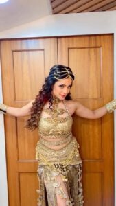 Adaa Khan Instagram - Get ready to see Shesha ki Adaa only on Bigg Boss Finale. This Weekend Stay Tuned! ❤️
.
.
.
@colorstv 
Jacket : @theaprilphool @stylebysugandhasood 
 Gold outfit: @iamkenferns 
 💄- @ansarisharfuddin 

#feelkaroreelkaro #feelitreelit #reels #reelsinsta #reelsinstagram #biggboss15finale #geniusfashionchallenge #biggboss #biggboss15 #bb15 #bb #naagin #naagin6 #shesha #fashion #style #adaakhan