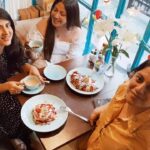 Addite Shirwaikar Malik Instagram - Strawberries & conversations….Blessed to have u both.. Our strawberry special menu a must try at @thehomemadecafeandbar oshiwara & Juhu.. ma personal fav is our strawberry burrito.. love love love it.. #foodporn #instafood #strawberry #loveforfood 😍❤️🍓