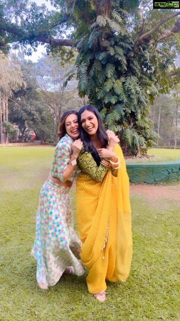 Aishwarya Khare Instagram - Reunited with the best 😍 love you @aishwarya_khare 🥰 Styled by @tripzarora . . . . #bhagyalakshmi #bts #explore #trendingreels #love #dancereels