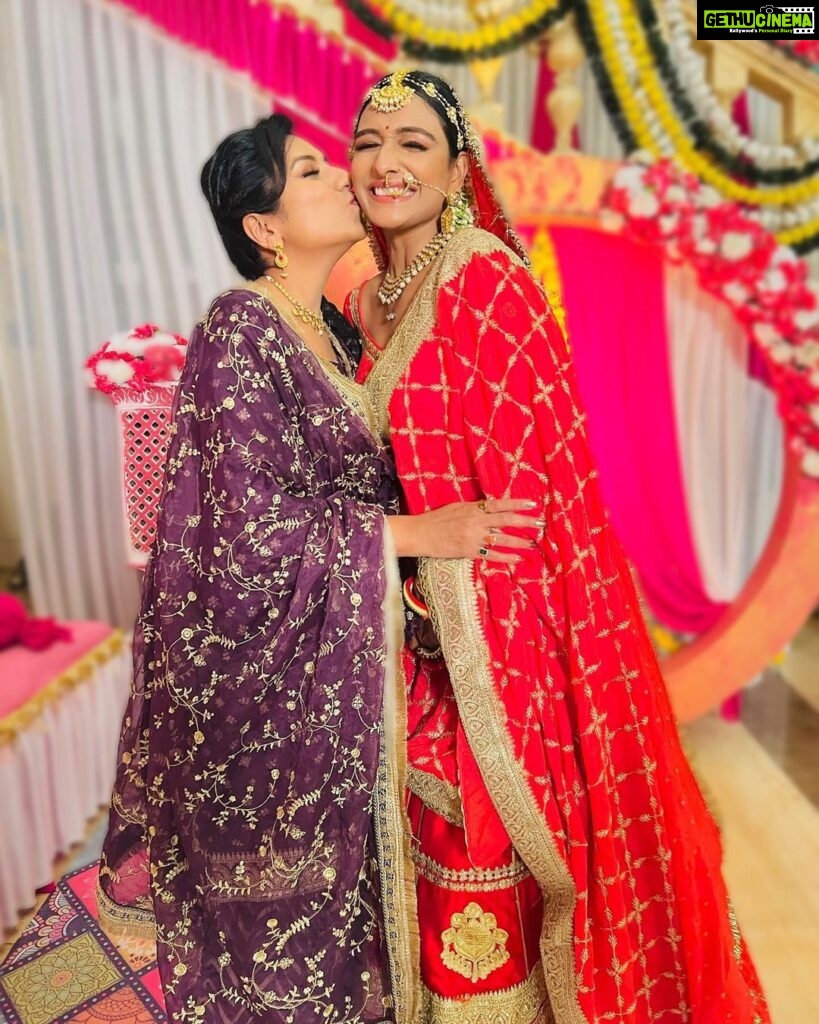 Aishwarya Khare Instagram - Hamari lakshmi❤️ #bhagyalakshmi @zeetv . . #picoftheday #prettiestbride #instapic #instagood #rano #lakshmi #lakshmikishaadi