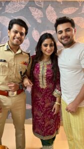 Aishwarya Sharma Bhatt Instagram - Aadhi adhuri baatein 🤣🤣🤣 @aisharma812 @bhatt_neil @vihansometimes #reels #reelsinstagram #aishwaryasharma #neilbhatt #vihanverma #ghumhaikisikeypyaarmeiin #trendingreels #funny #funnyvideos #family