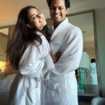 Aishwarya Sharma Bhatt Instagram - Roses are Red, Violets are blue Subah ho gayi mamu, ab photo khichale tu 🤪🤣 #goodmorning #dubaidiaries #throwbacktuesday ##aishwaryasharma #neilbhatt #neilkiaish #couplegoals #twinning #stayhappy