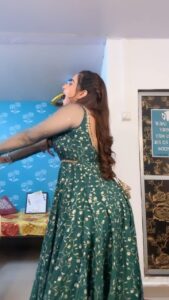 Aishwarya Sharma Bhatt Instagram - Wearing green soooo!!! #dametucosita and that too a unique version of it 😂😂😂
Happy Dhanteras 🙏🏻

#happydhanteras #diwali2022 #funnyreels #trendingreels #reelitfeelit