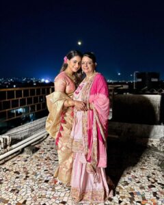 Aishwarya Sharma Bhatt Instagram - Karwa Chauth ❤️ 
I have got the best Husband love you so much bubu @bhatt_neil 😘🤗❤️
Thankyou so much Mutter @sunitabhatt47 for everything love you ..you are the best😘🤗😇

Wearing @womaste.ethnic 
Styling @styling.your.soul 
Makeup @drama_queen8399 
Hair - @zeenat_az 

#karwachauth2022 #firstkarwachauth #neilkiaish #couplegoals