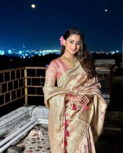 Aishwarya Sharma Bhatt Instagram - Karwa Chauth ❤️ 
I have got the best Husband love you so much bubu @bhatt_neil 😘🤗❤️
Thankyou so much Mutter @sunitabhatt47 for everything love you ..you are the best😘🤗😇

Wearing @womaste.ethnic 
Styling @styling.your.soul 
Makeup @drama_queen8399 
Hair - @zeenat_az 

#karwachauth2022 #firstkarwachauth #neilkiaish #couplegoals