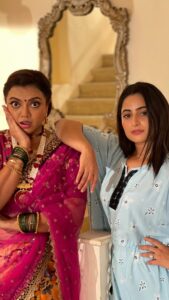 Aishwarya Sharma Bhatt Instagram - Hum apna figure bilkul maintain nahi karte 😂😂😂

#aishwaryasharma #sheetalmaulik  #pakhi #sonali #sheettupattu #tejasswiprakash #trendingreels #trending #instatrending #ghumhaikisikeypyaarmeiin #bts