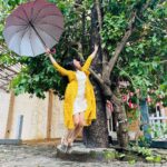 Aishwarya Sharma Bhatt Instagram - Papa ki pari.. jhat se giri 😂😂😂 Caption by @vihansometimes PC @vihansometimes Wearing @janasyaclothing Styling partner @styling.your.soul #aishwaryasharma #picturesoftheday #happymonsoon #monsoon2022 #ootd #crocs #stayhappy