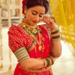 Aishwarya Sharma Bhatt Instagram - बाई गं !!! कसं करमत न्हाई गं❤️ PC @bhatt_neil #ghumhaikisikeypyaarmeiin #bts #pakhi #patralekha #aishwaryasharma #marathimulgi #nauvarisaree #maharashrianlook #chandramukhi मुम्बई फ़िल्म सिटी
